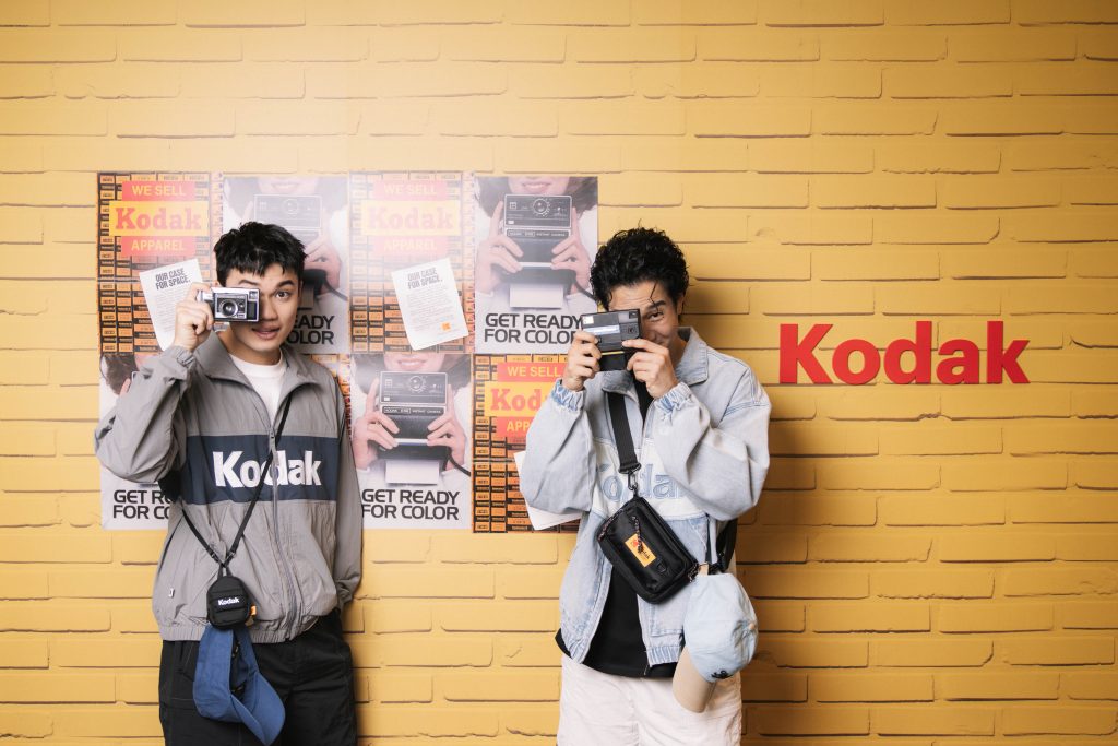 柯達也出潮牌!從底片走上街頭,KODAK APPAREL 首度快閃登台薛仕凌 × 劉子銓同場演繹影像穿搭,化身「行走的底片」定格風格記憶 4 圖/KODAK APPAREL 提供
