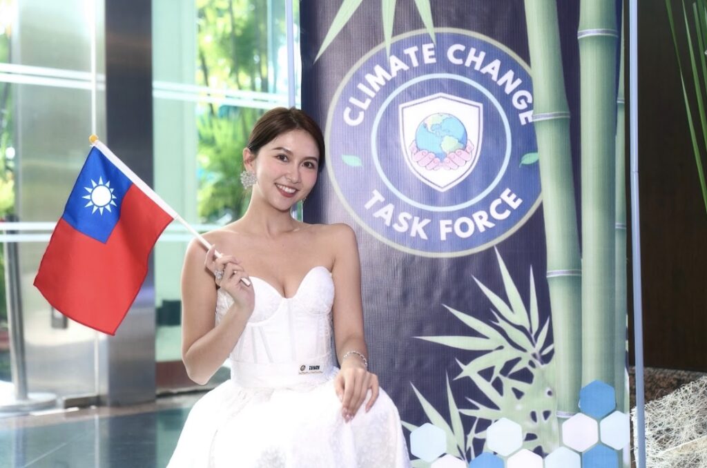 台灣選手鄭婷怡榮獲 Runway Model Universe 世界第三名,展現永續時尚創意 2 照片參考: 第一天台灣國旗照