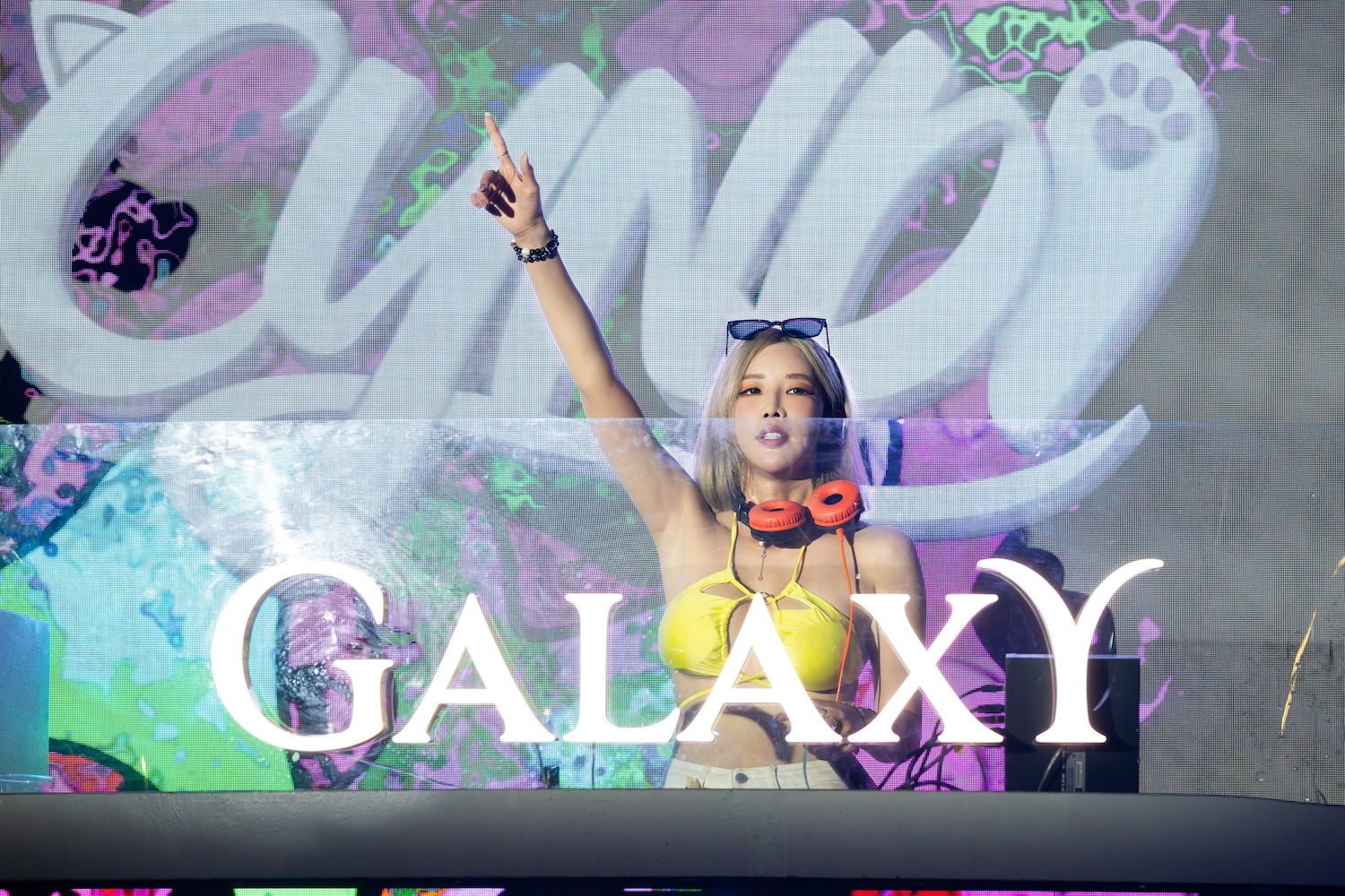 國際級DJ Cyndi為派對揭開序幕,以R&B與電音為賓客預熱。